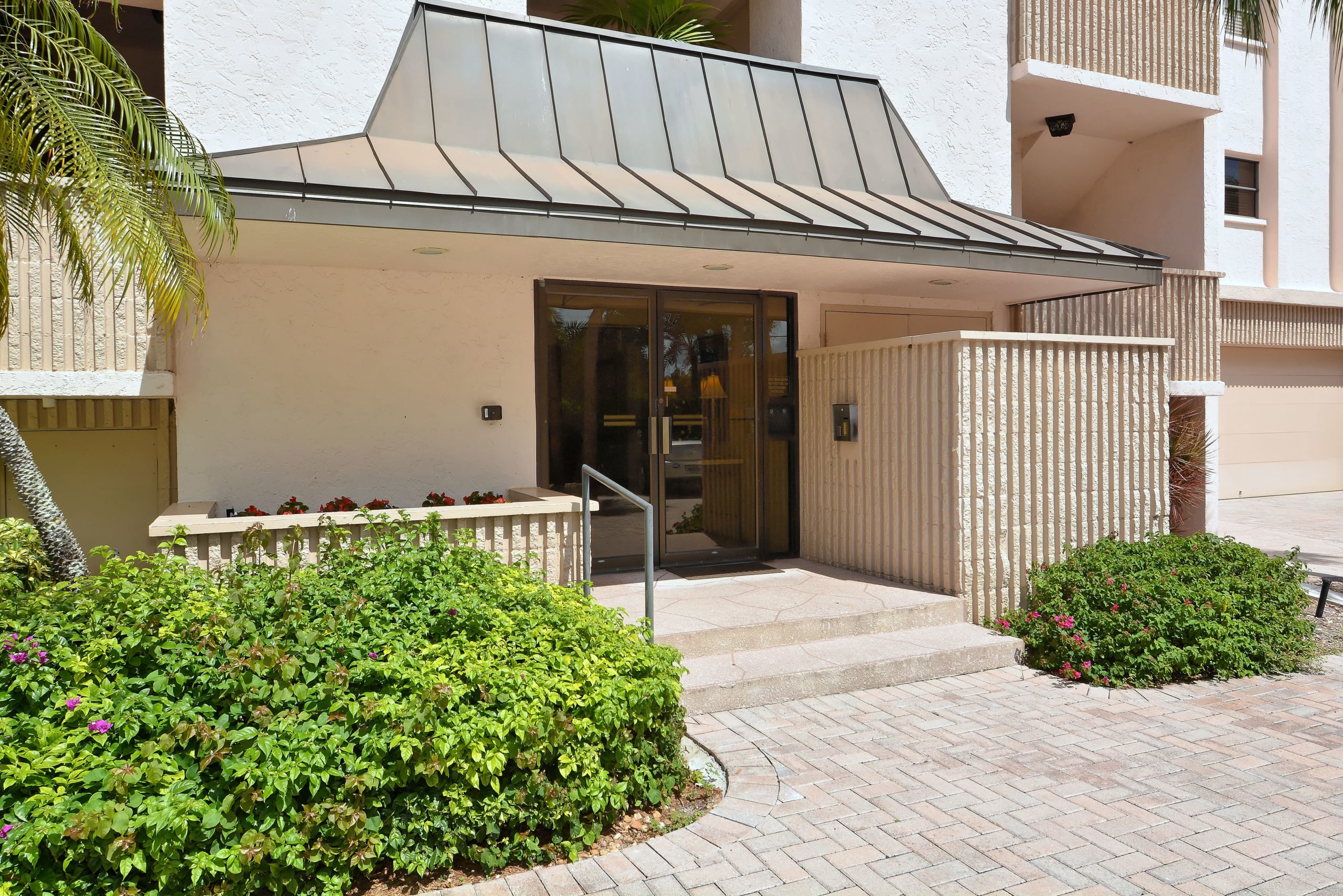 Windward Passage in Siesta Key : Maintenance Free Condos for Sale